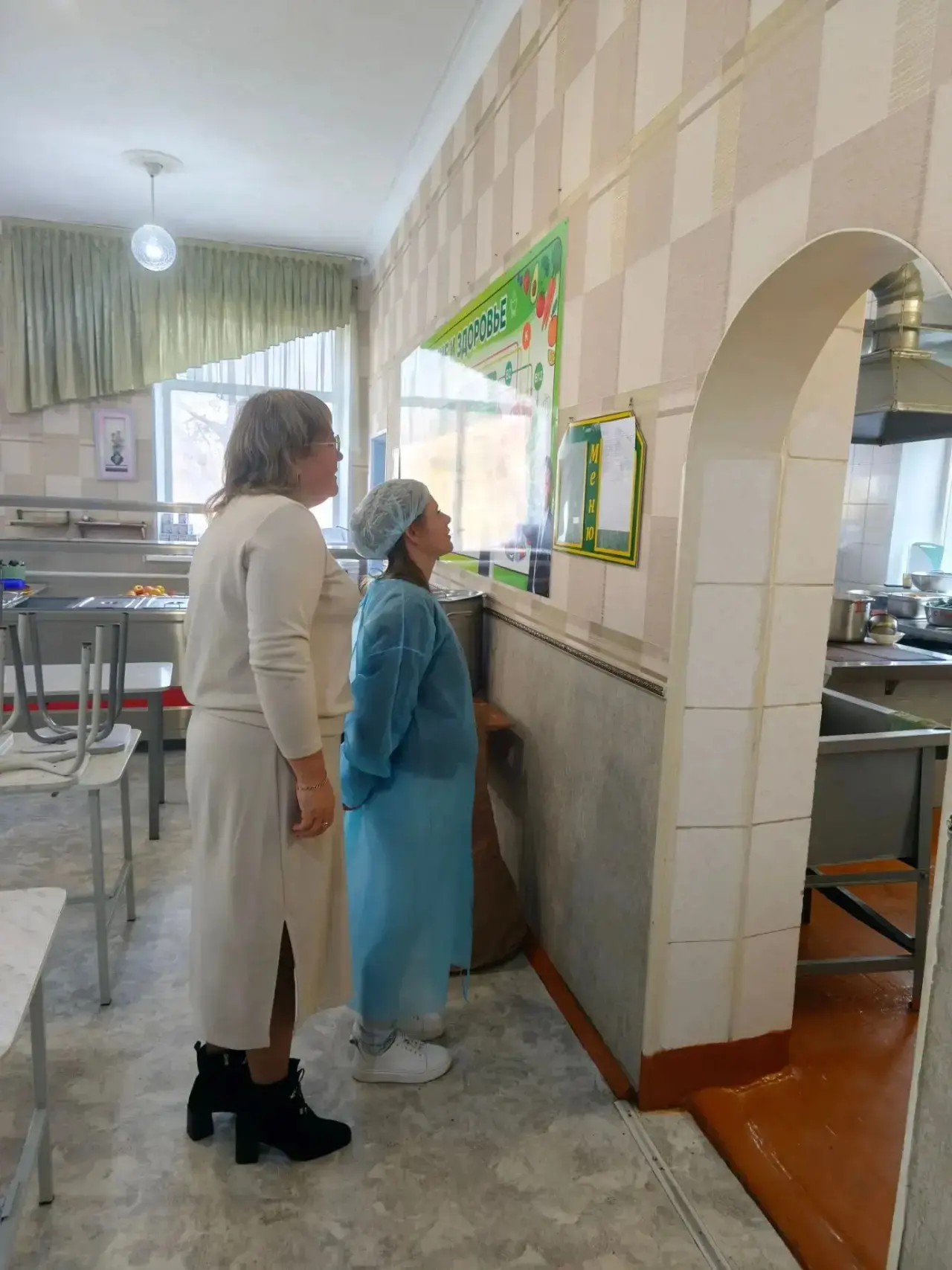 Администрация школы совместно с представителями родительской общественности продолжает ...