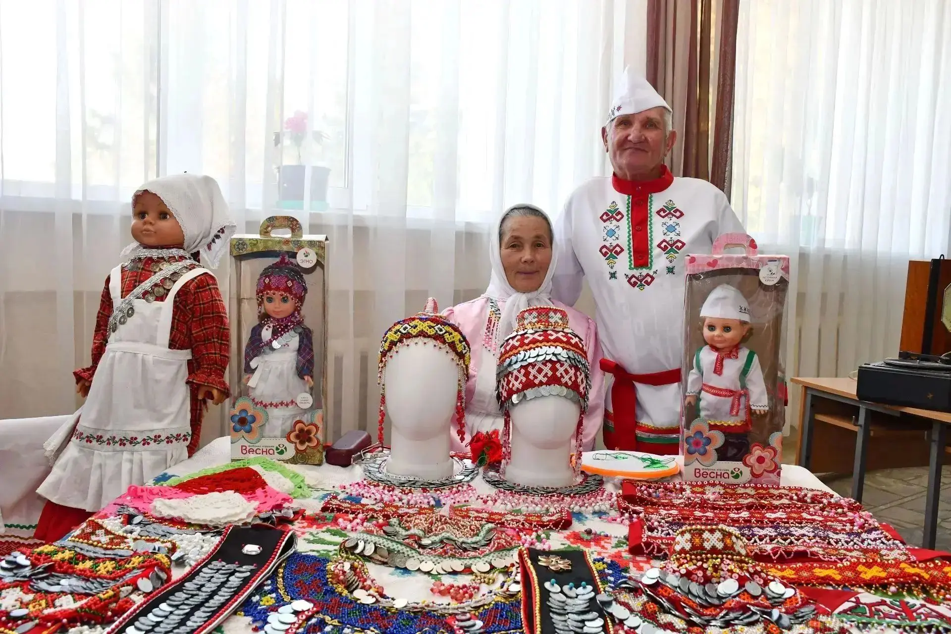 Сельская рукодельница пишет стихи и делает украшения