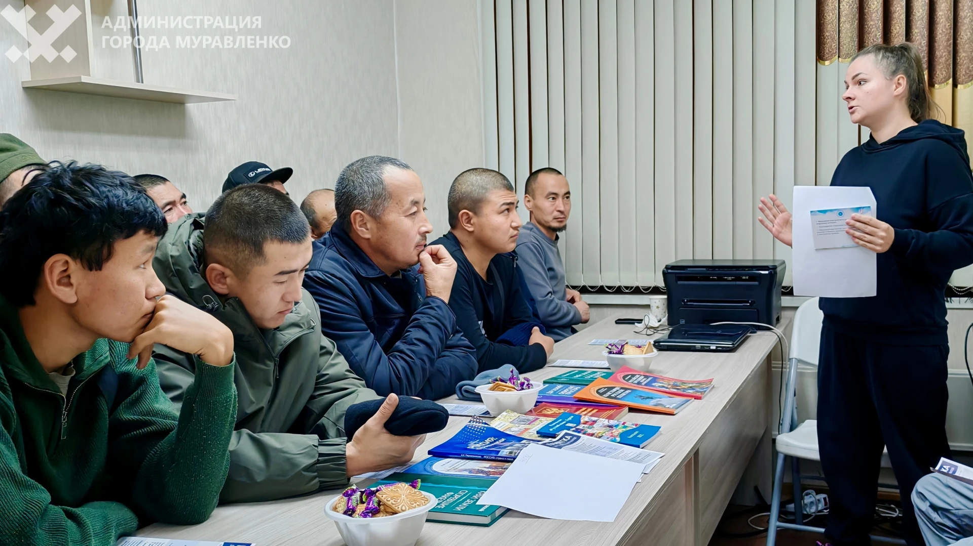 🤝 Трудовым мигрантам помогают адаптироваться к жизни в России