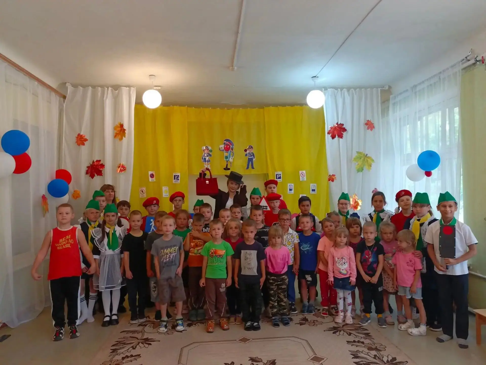🚌 Когда старшие заботятся о младших!
