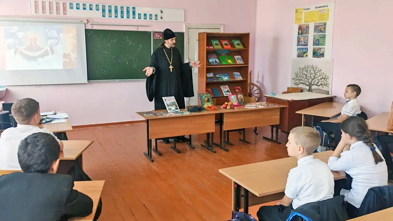 Час Православия «Под Покровом Богородицы» в школе № 2 станицы Ленинградской