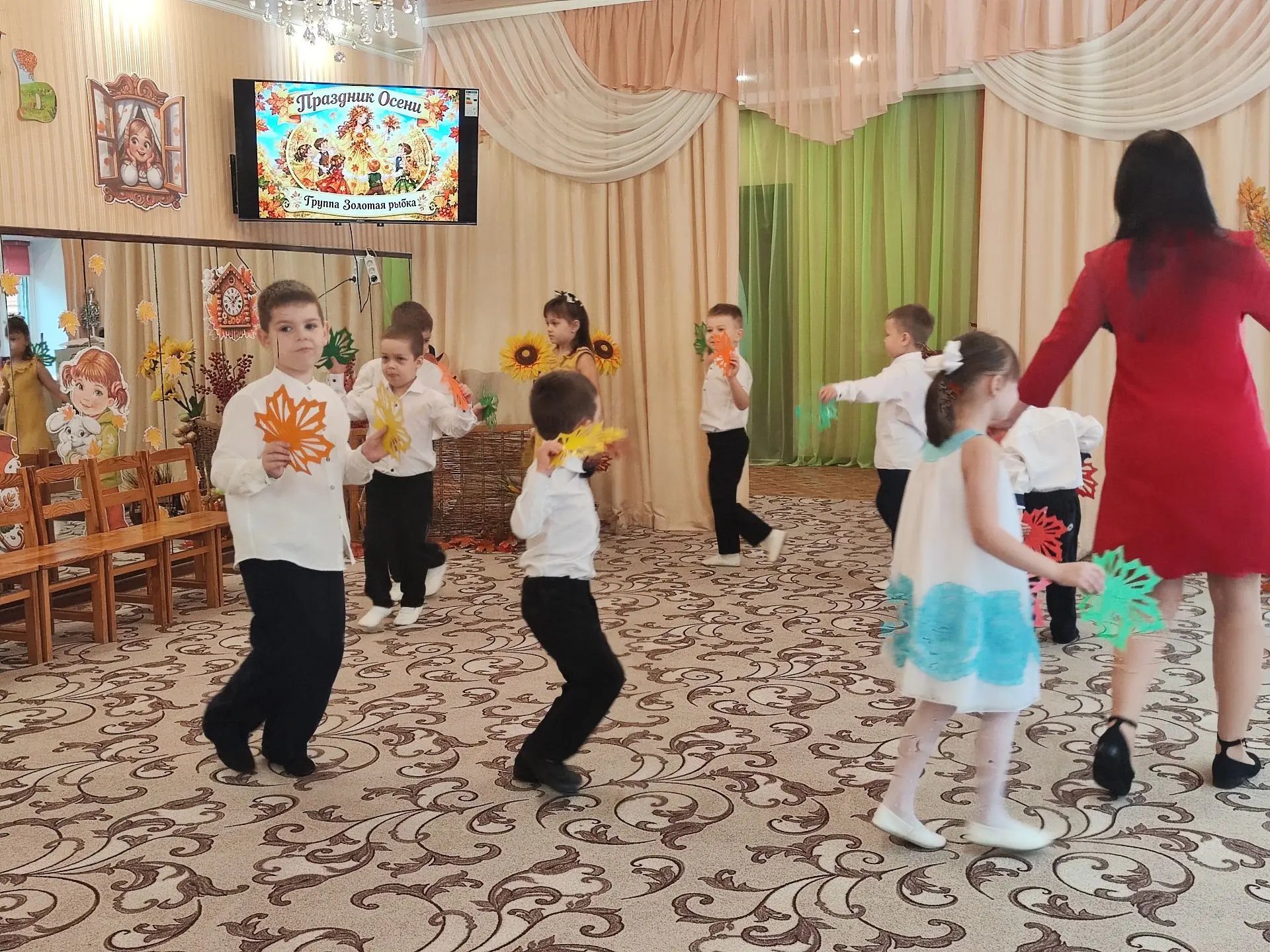 🍂 Осенний праздник в логопедической группе «Золотая рыбка»: стихи, песни и весёлые игр...
