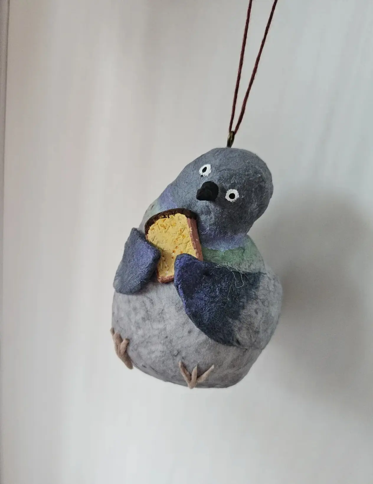 Ватная игрушка на елку "Голубь с хлебушком"