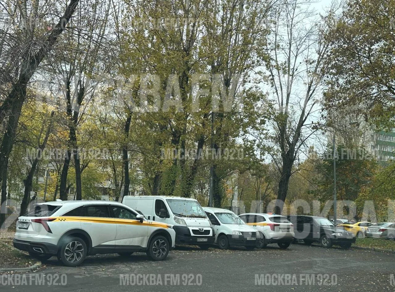 🚕 Таксисты занимают парковочные места в одном из столичных дворов