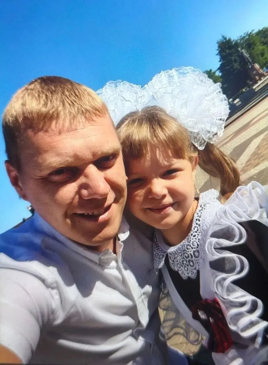 Ученица 7 «В» Маринкова Владислава класса принимает участие в акции, посвященной Дню от...