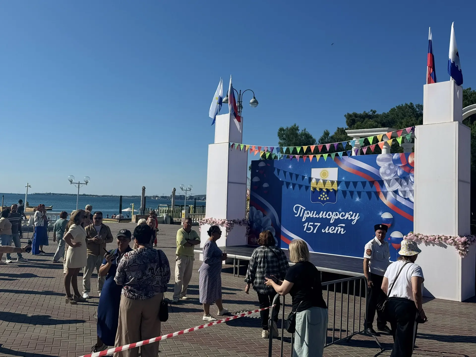 Узнаете место? Лермонтовская площадь, главный фонтан Геленджика и наша арка.
