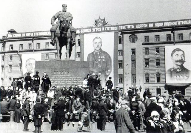 Памятник Александру III на площади Восстания. 1930-е годы.