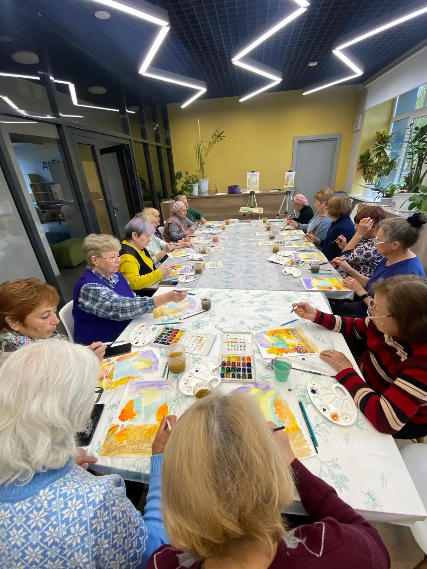 🎨В молодежном центре «Барс» в рамках Декады пожилых людей состоялся мастер-класс «Аква...