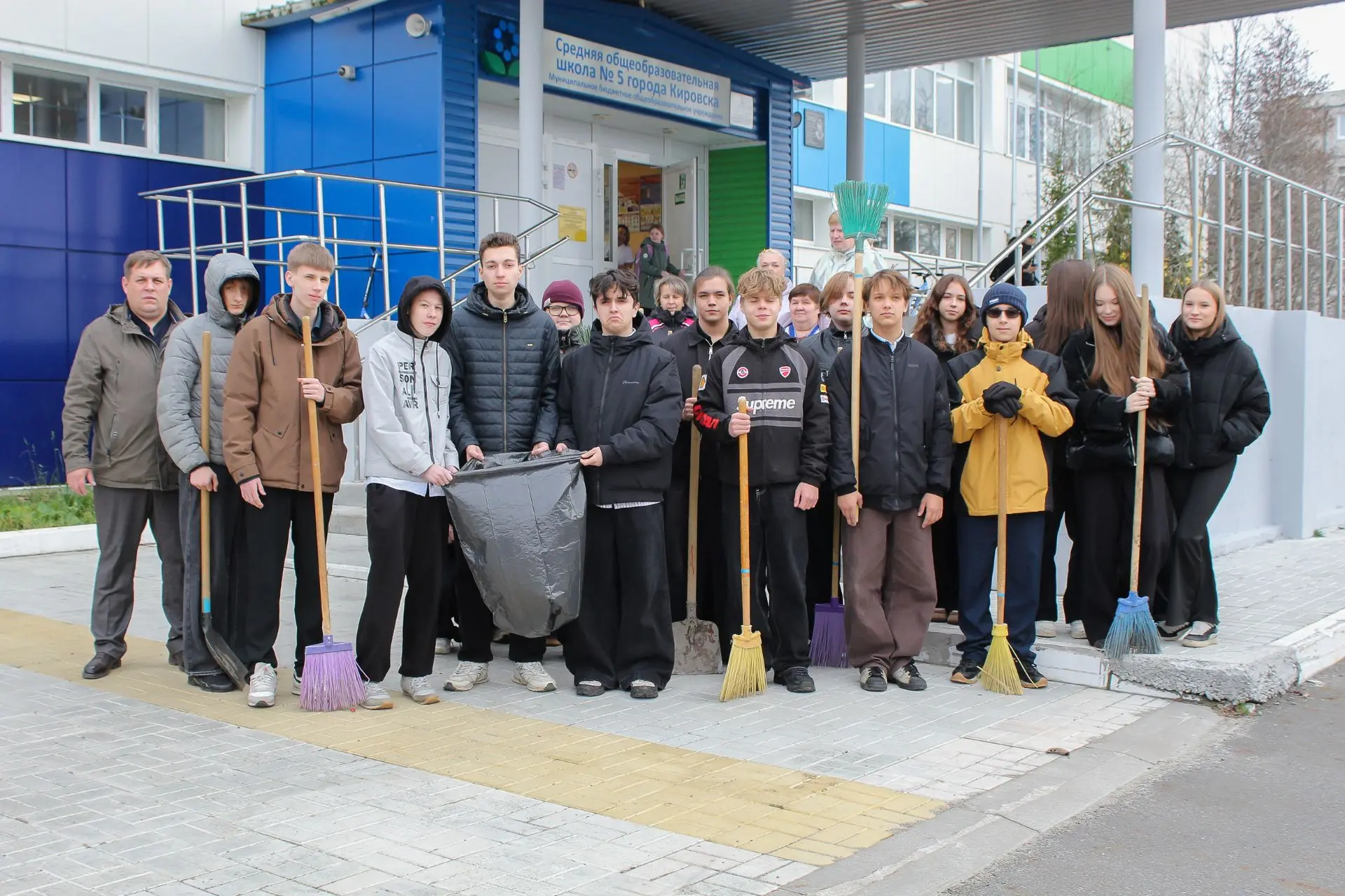Субботник в МБОУ «СОШ №5 г. Кировска»: вместе делаем школу лучше!