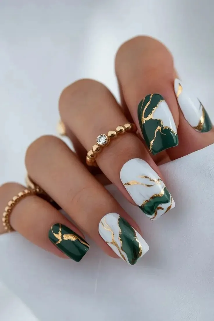 Глубокий изумрудный с золотыми деталями ✨