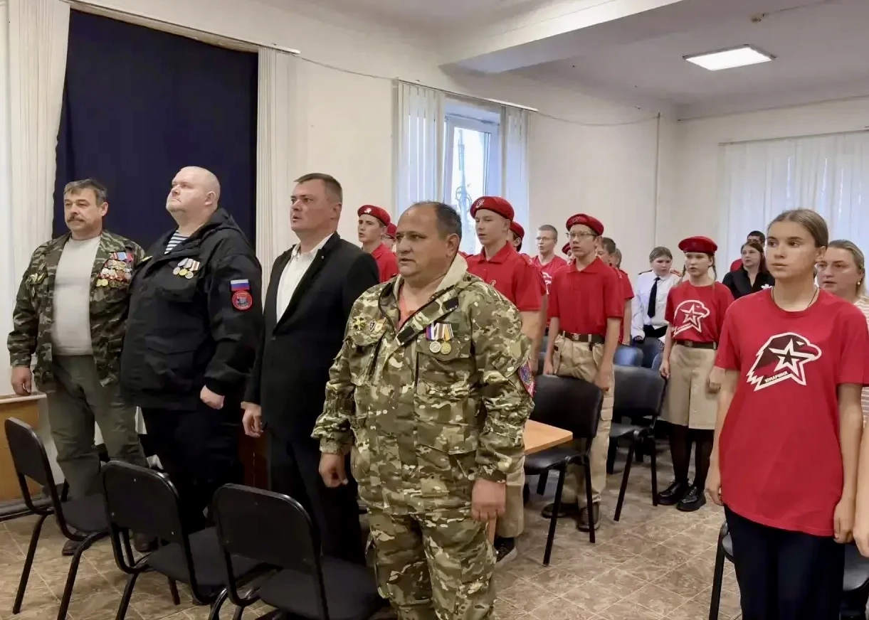 ✊ Ряды юнармейского отряда «Защитник Отечества» Калтана пополнились новыми бойцами!