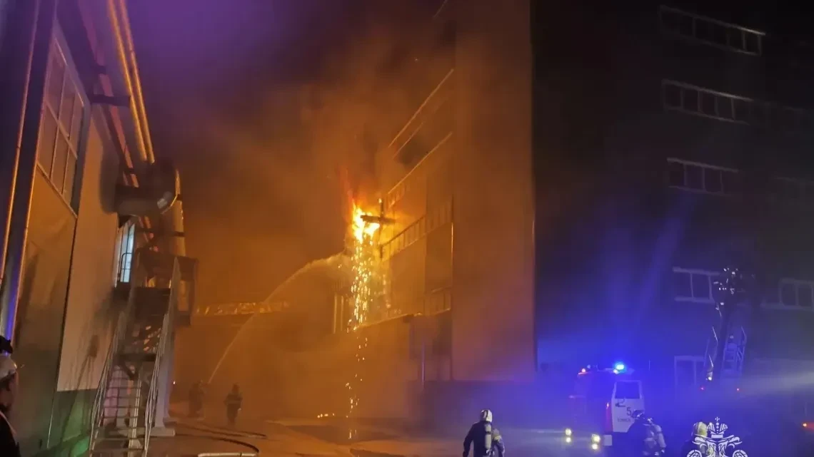 Крупный пожар произошел на производстве в Томске