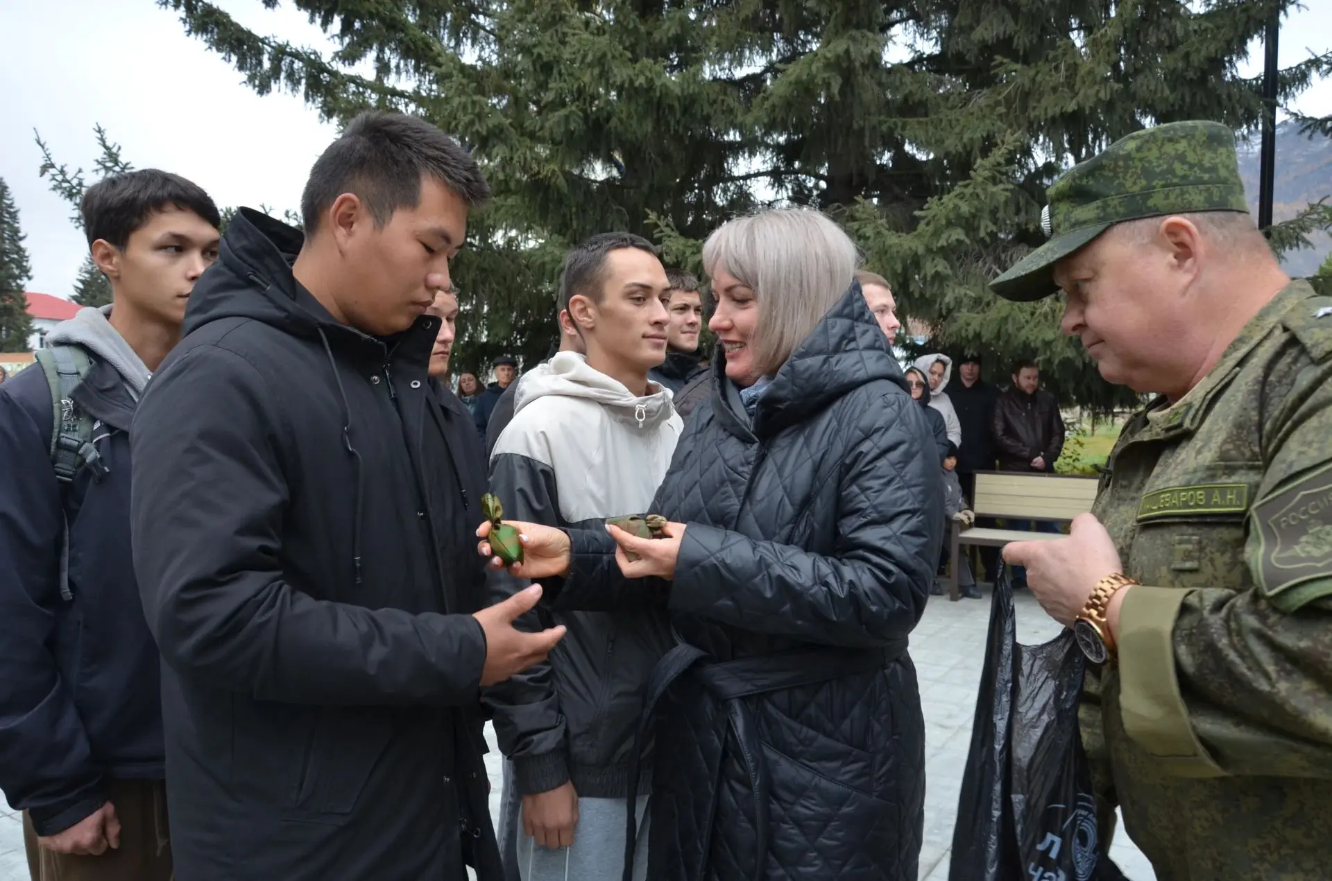 В Усть-Коксе проводили новобранцев