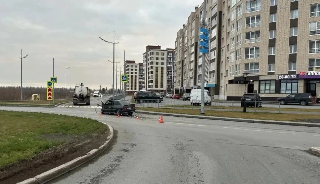 Легковушка влетела под КАМАЗ на кольце в Новом Уренгое😨