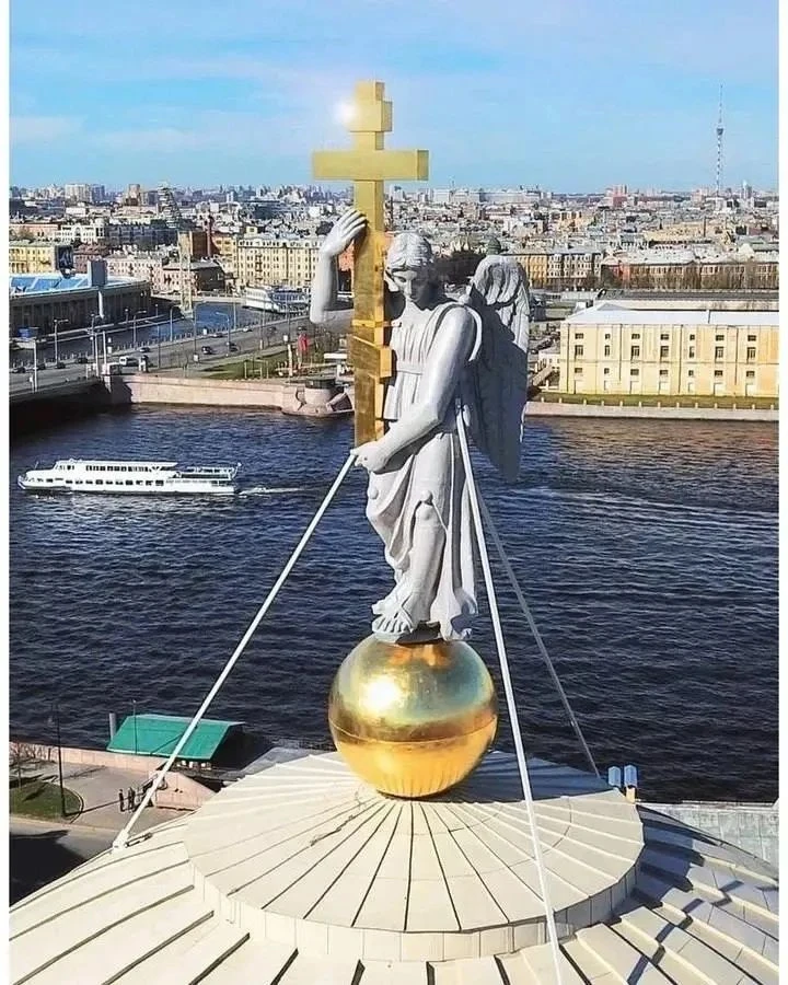 Ангел, венчающий купол церкви Святой Екатерины на Васильевском острове🤩