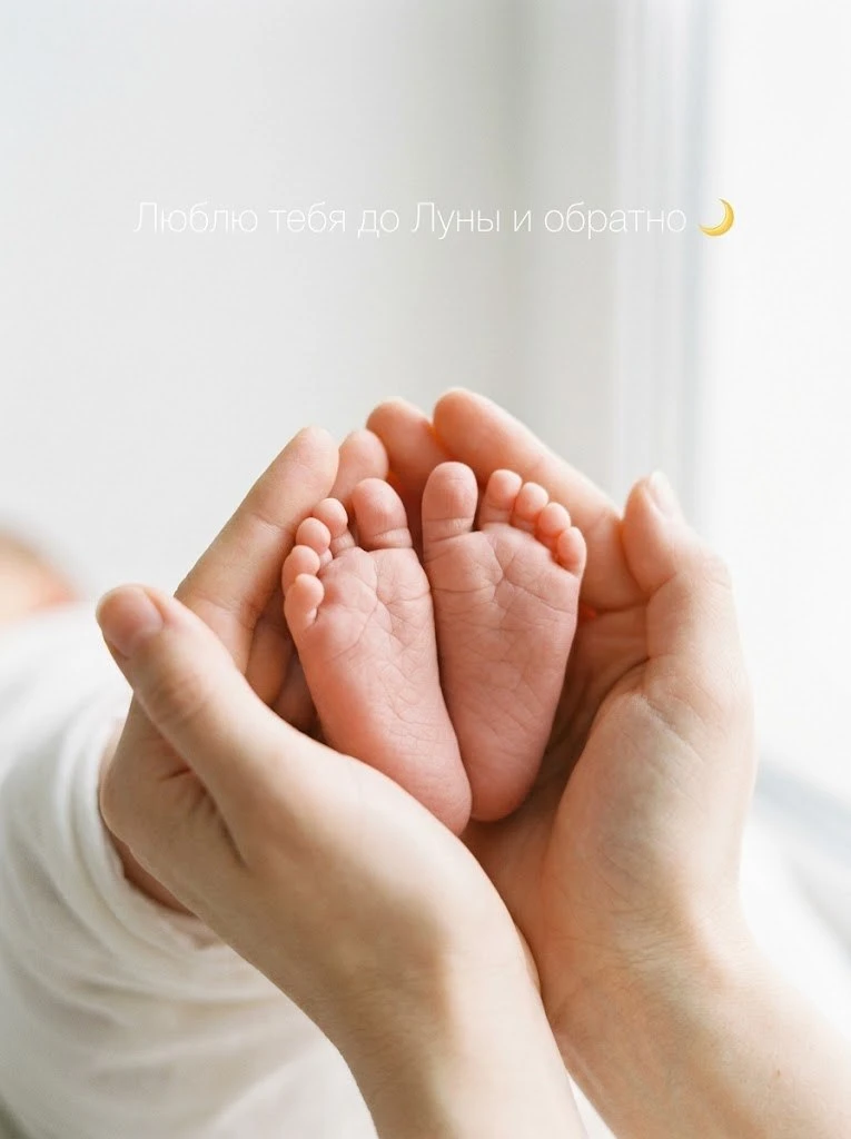 Люблю тебя до Луны и обратно! Эти крошечные пяточки в тёплых маминых ладонях — самое бо...