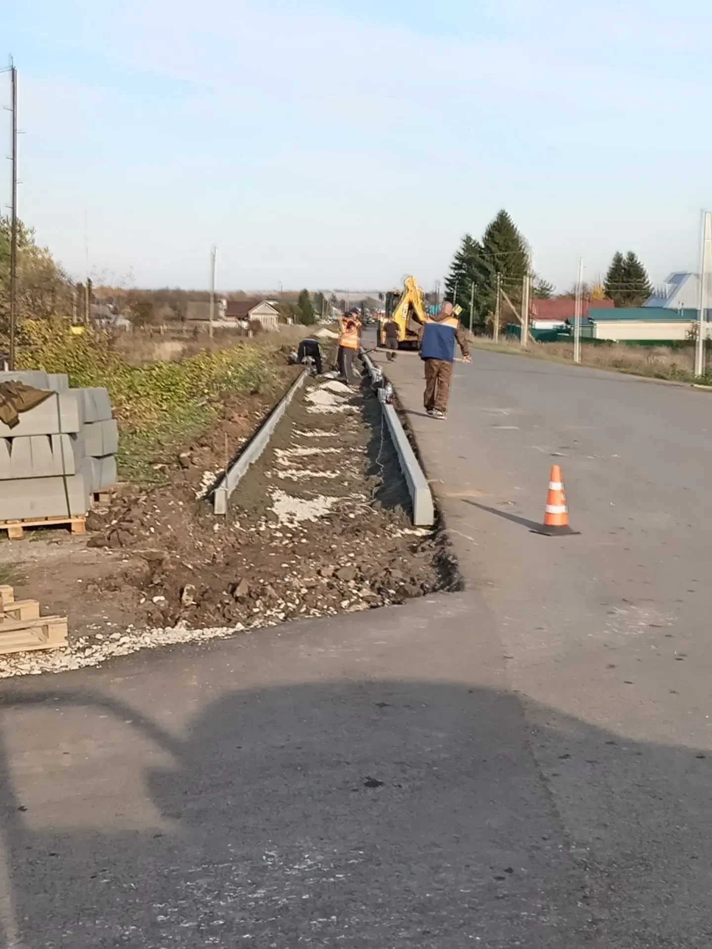 🏗 В Каргалинском сельском поселении благоустраивают новый тротуар по программе гранта