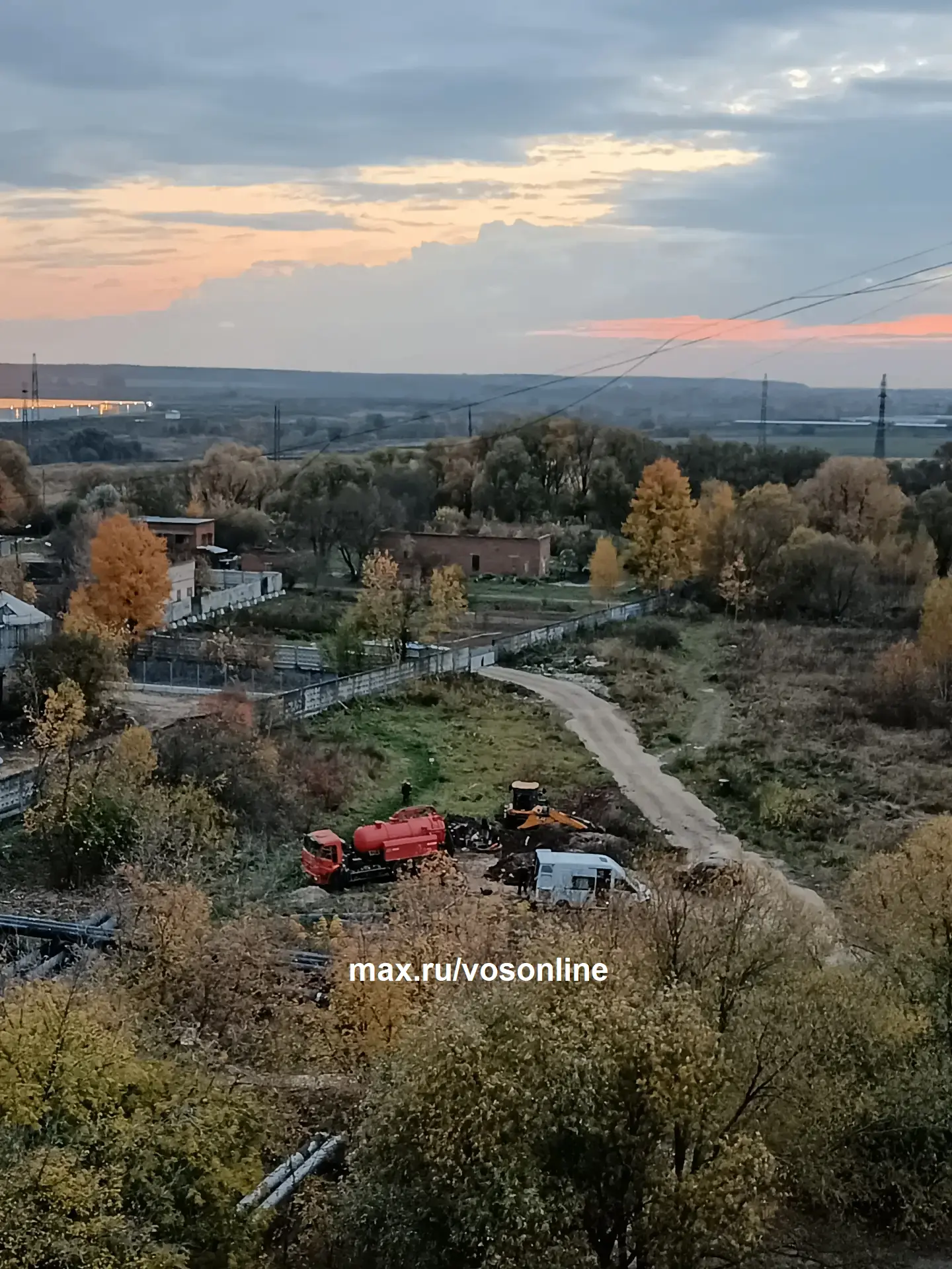 Наш агент следит за местом ремонтных работ.