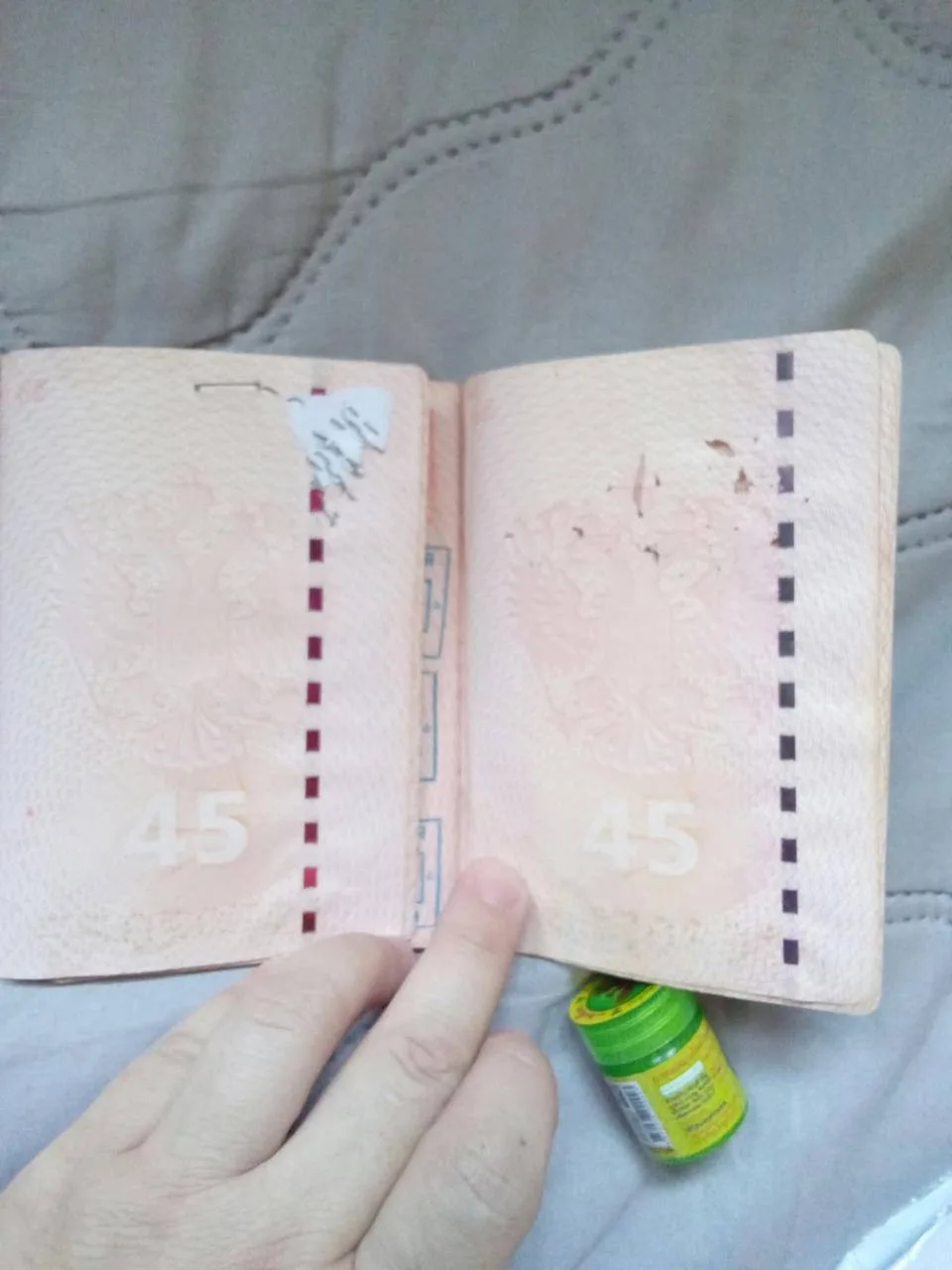 Тайские иммиграционные офицеры портят российские загранпаспорты, прикрепляя квитанции с...