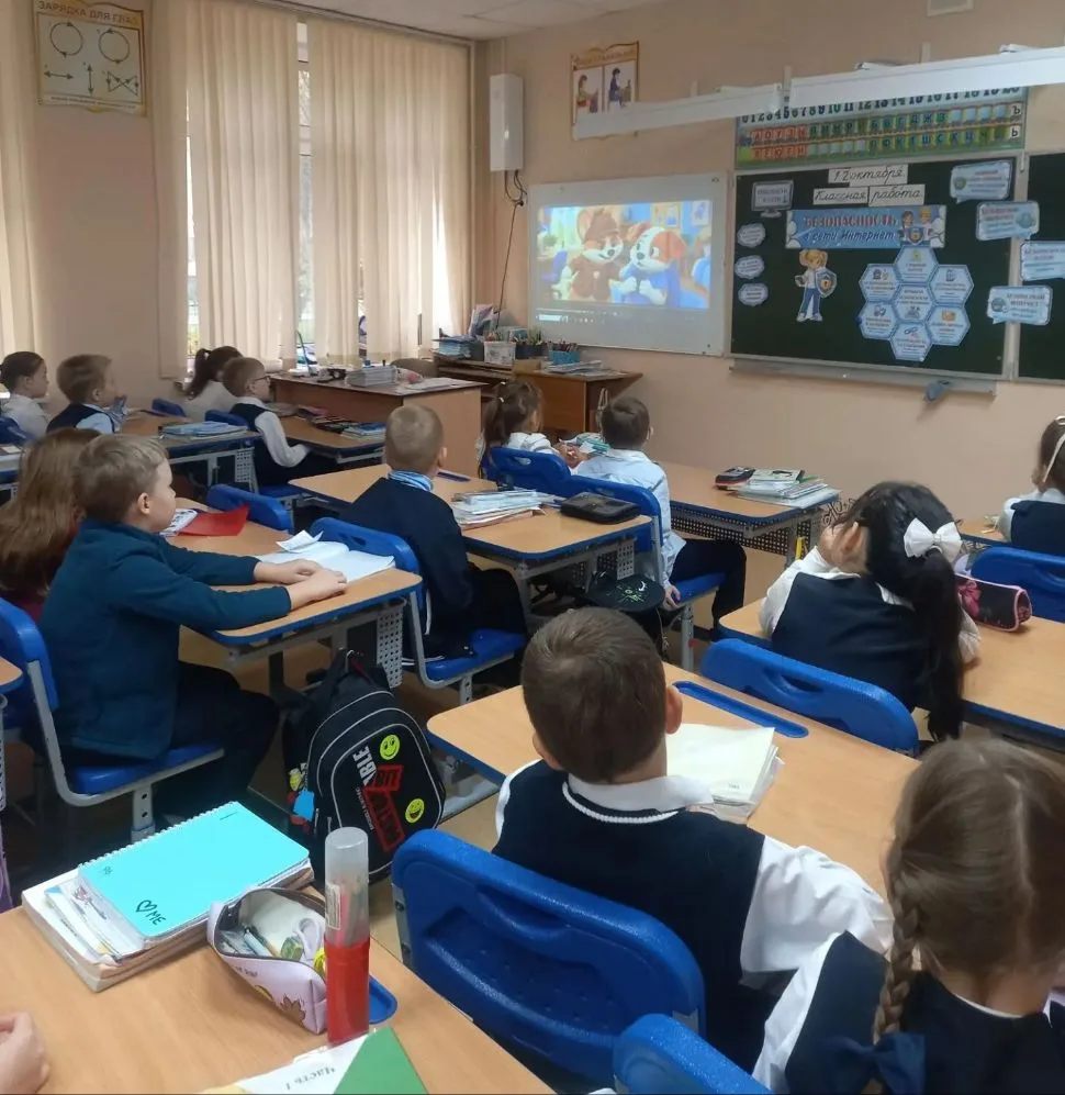 Сегодня  в 1 "Ж" классе состоялось познавательное мероприятие на тему «Безопасность в и...