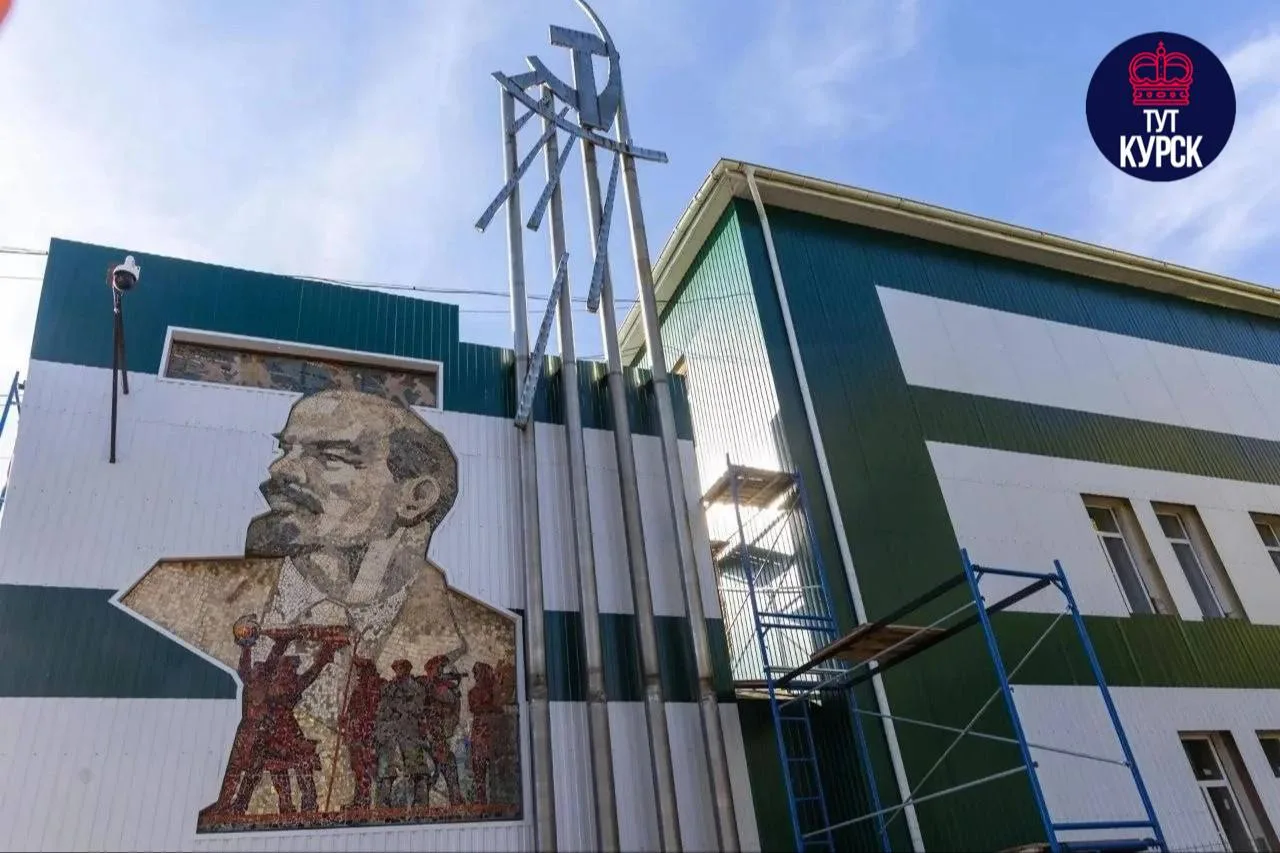 🎨 В Курске восстановили советскую мозаику, которую ранее спрятали под сайдингом