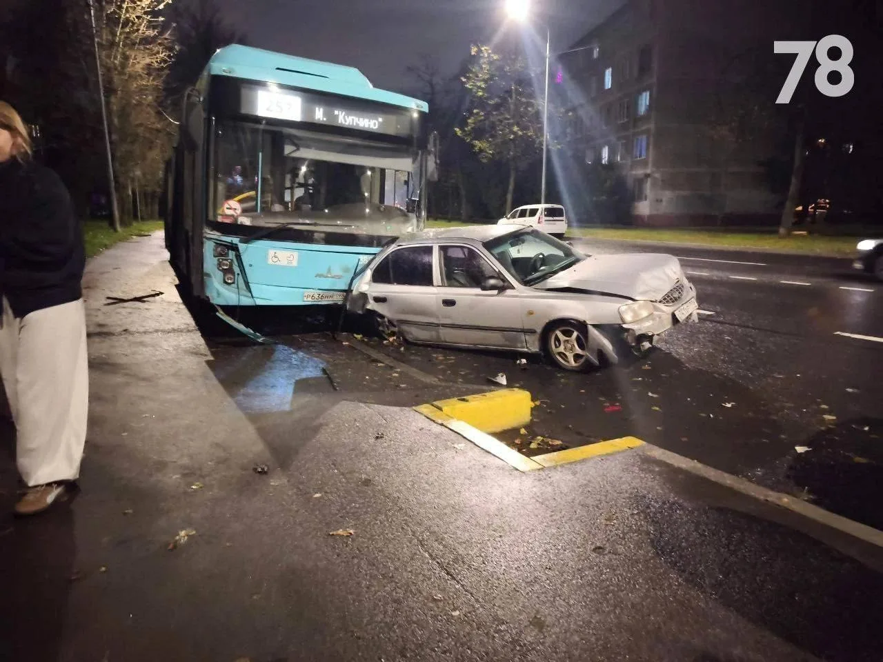На улице Седова в Невском районе водитель автобуса протаранил три легковых автомобиля у...