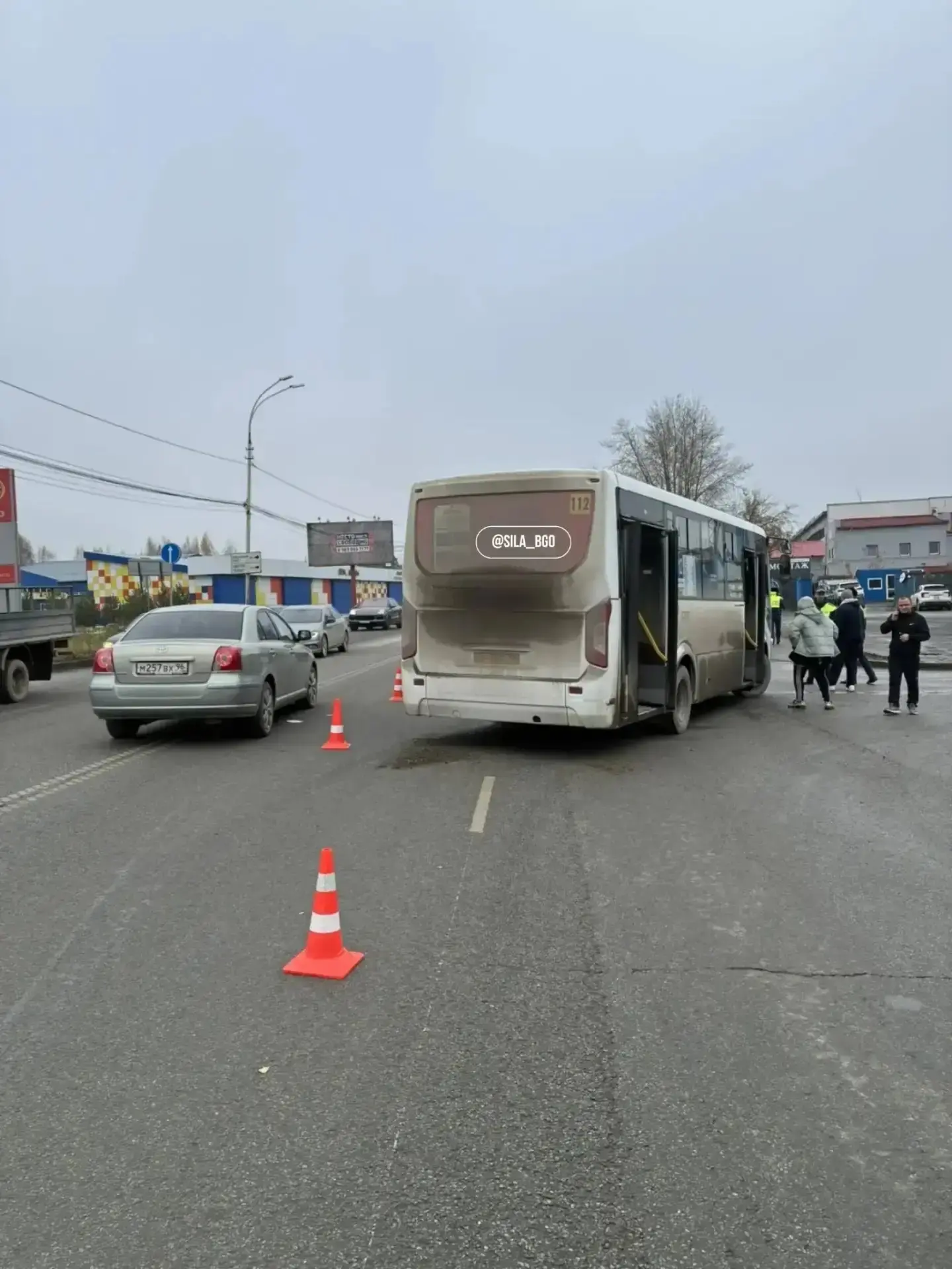 В Березовском грузовик протаранил автобус с 25 пассажирами.
