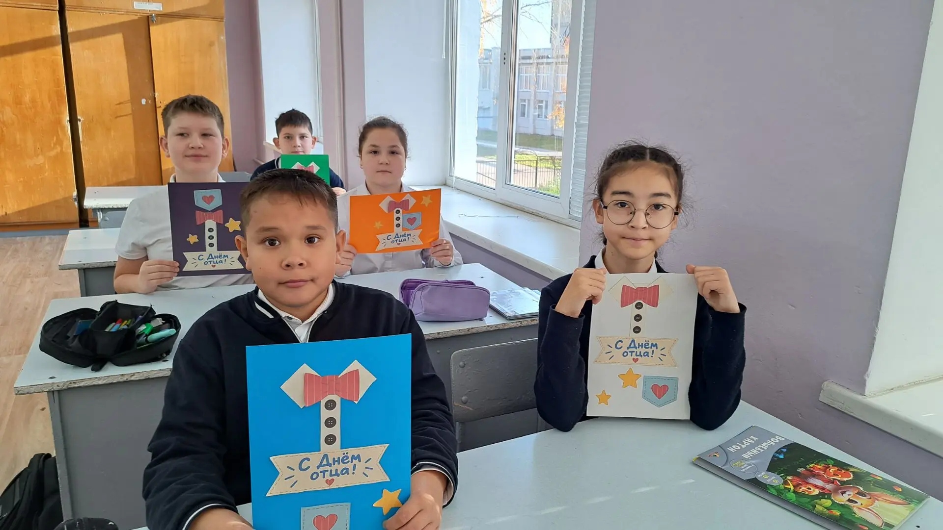 💫 Тепло детских рук: 5 «Б» готовится ко Дню отца!