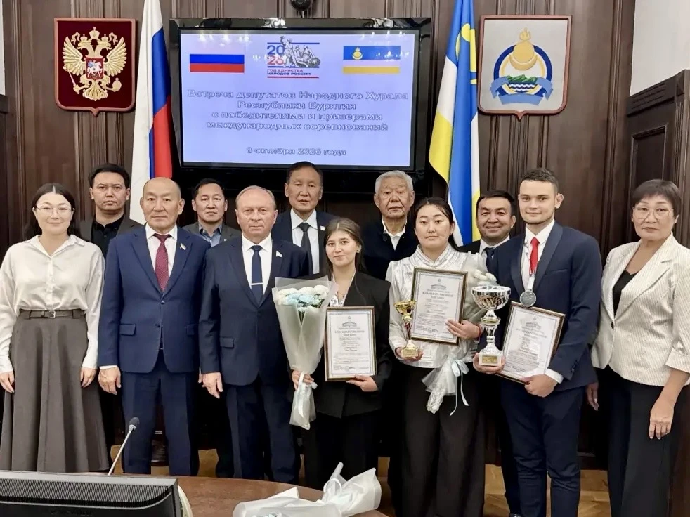 🌟Заслуженные награды: в Народном Хурале чествовали призёров международных соревнований