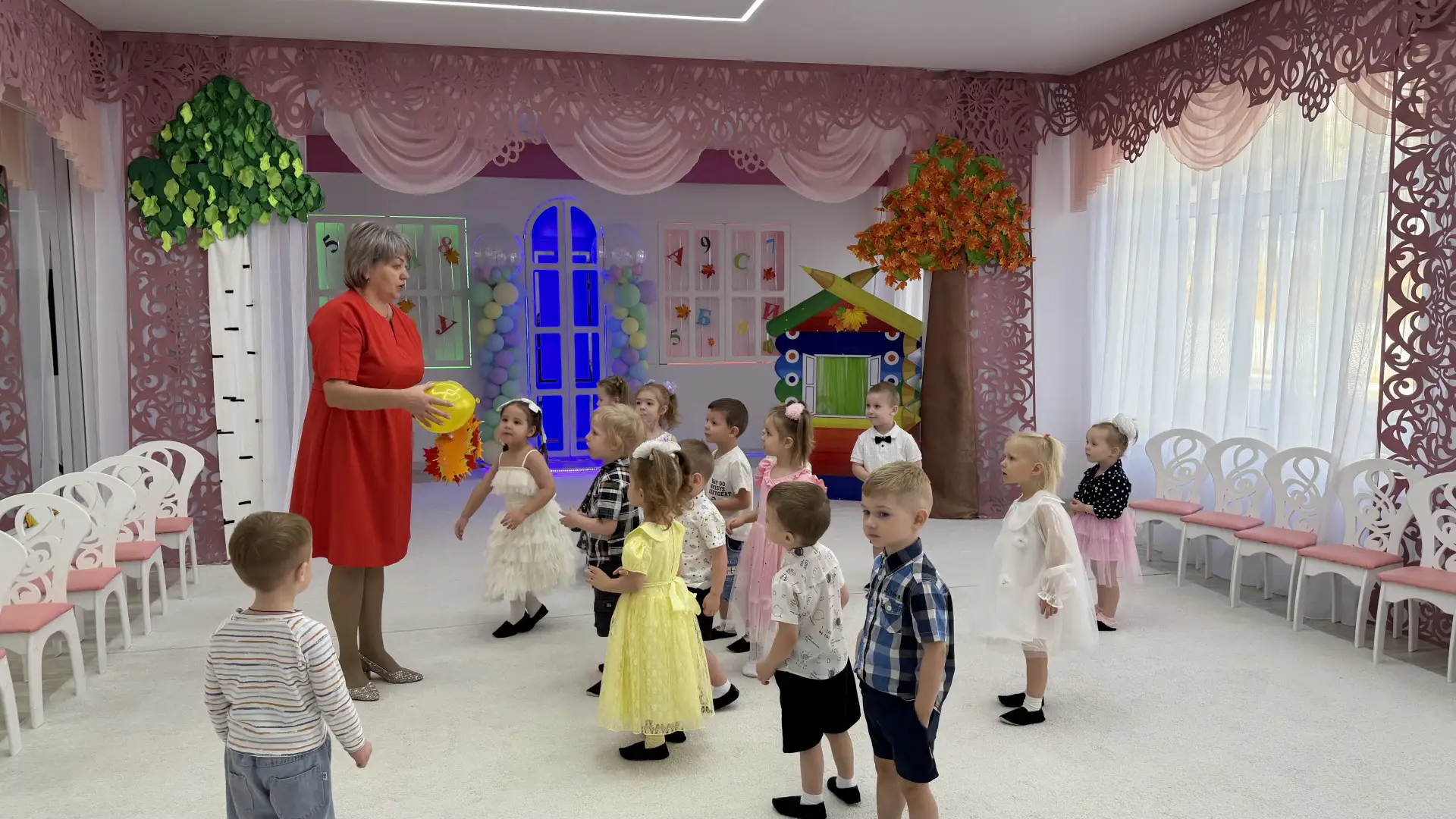 Группа «Семицветик» на осеннем развлечении.                             Листопад Листоп...