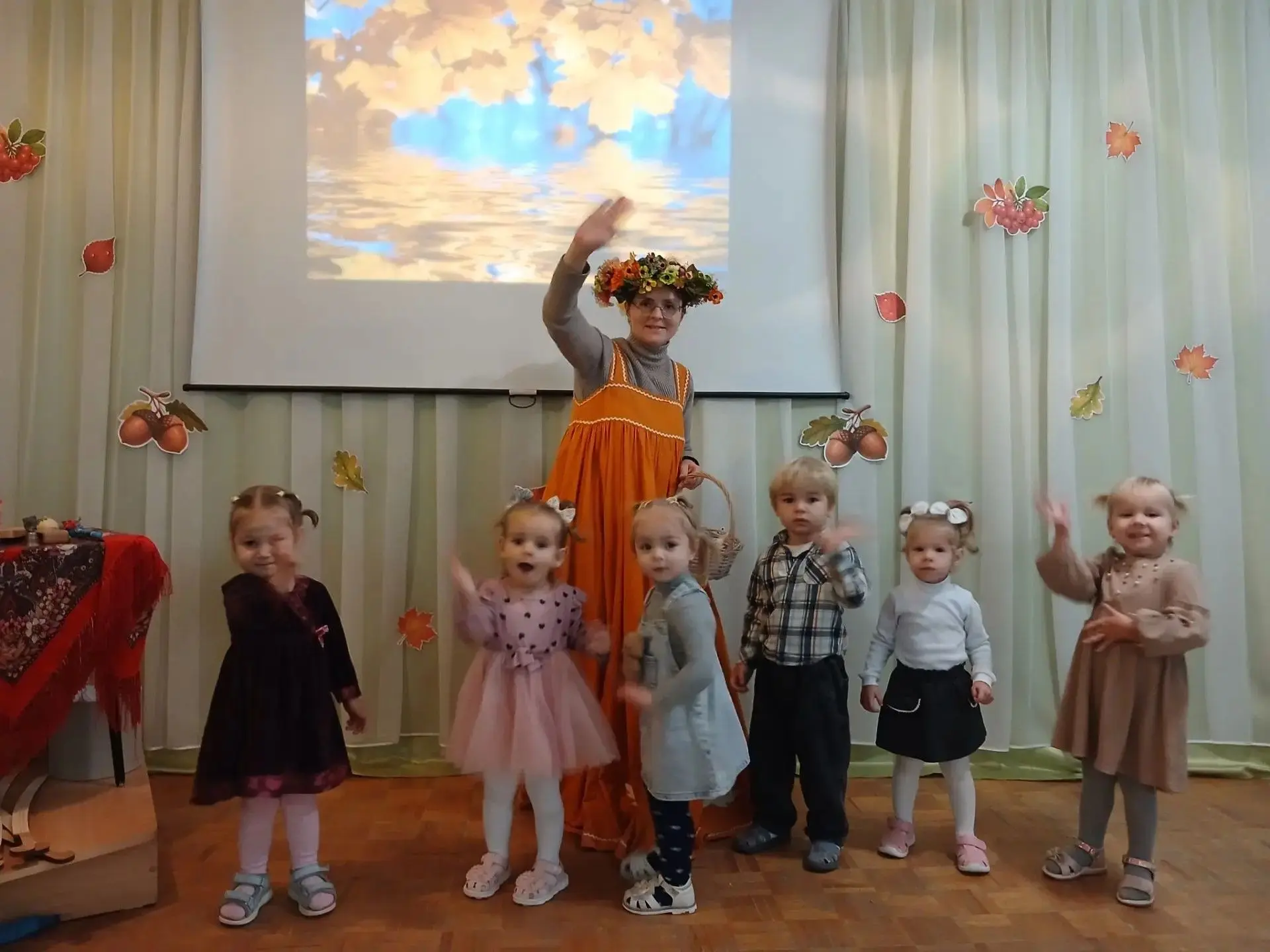 Малыши группы ✨«Светлячок»✨ веселились на празднике с 🍁Осенью: весело играли 🍂листочк...