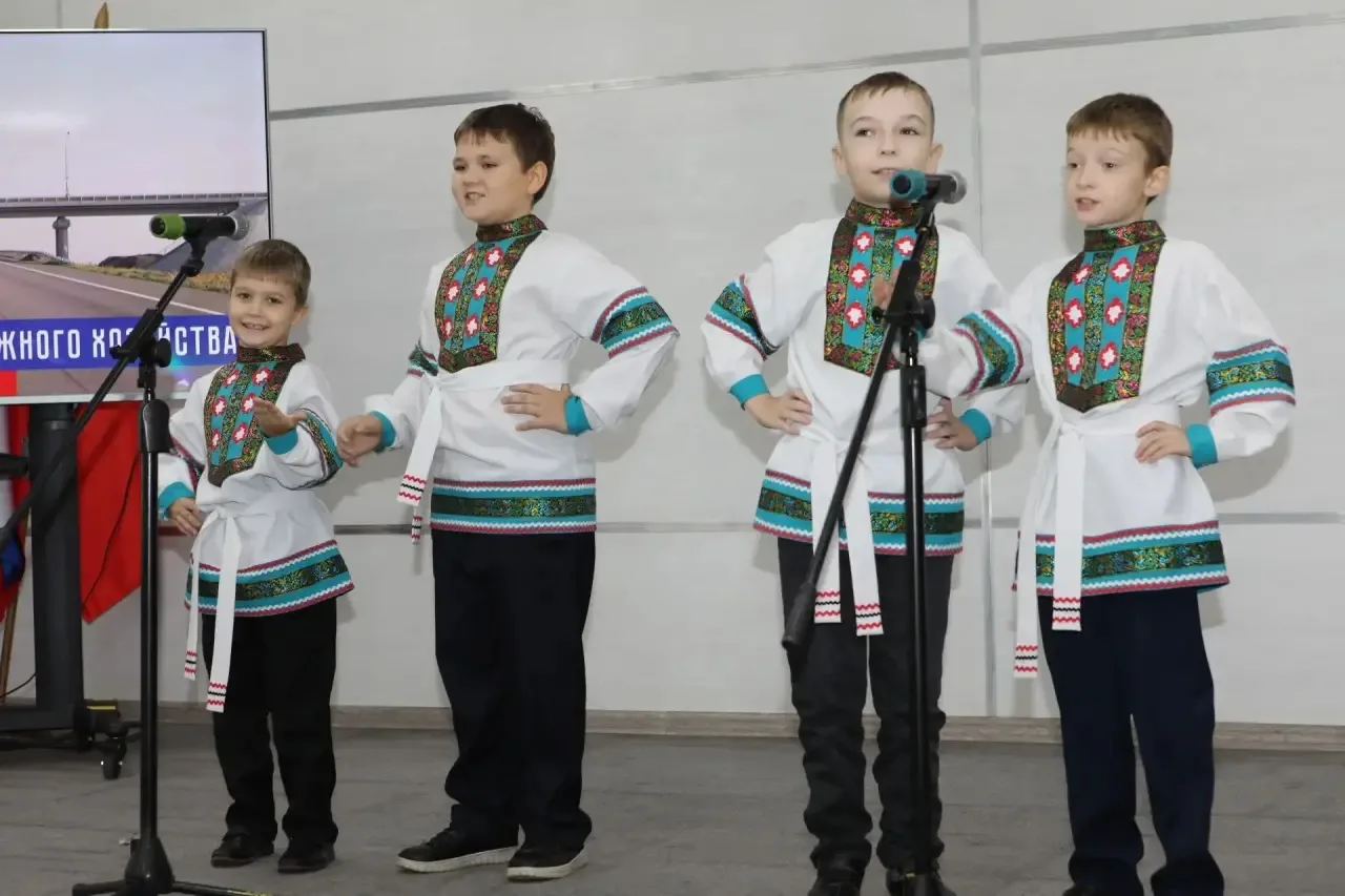 Лучших представителей ЗАО «Тяжинское ДРСУ» с профессиональным праздником поздравил пред...
