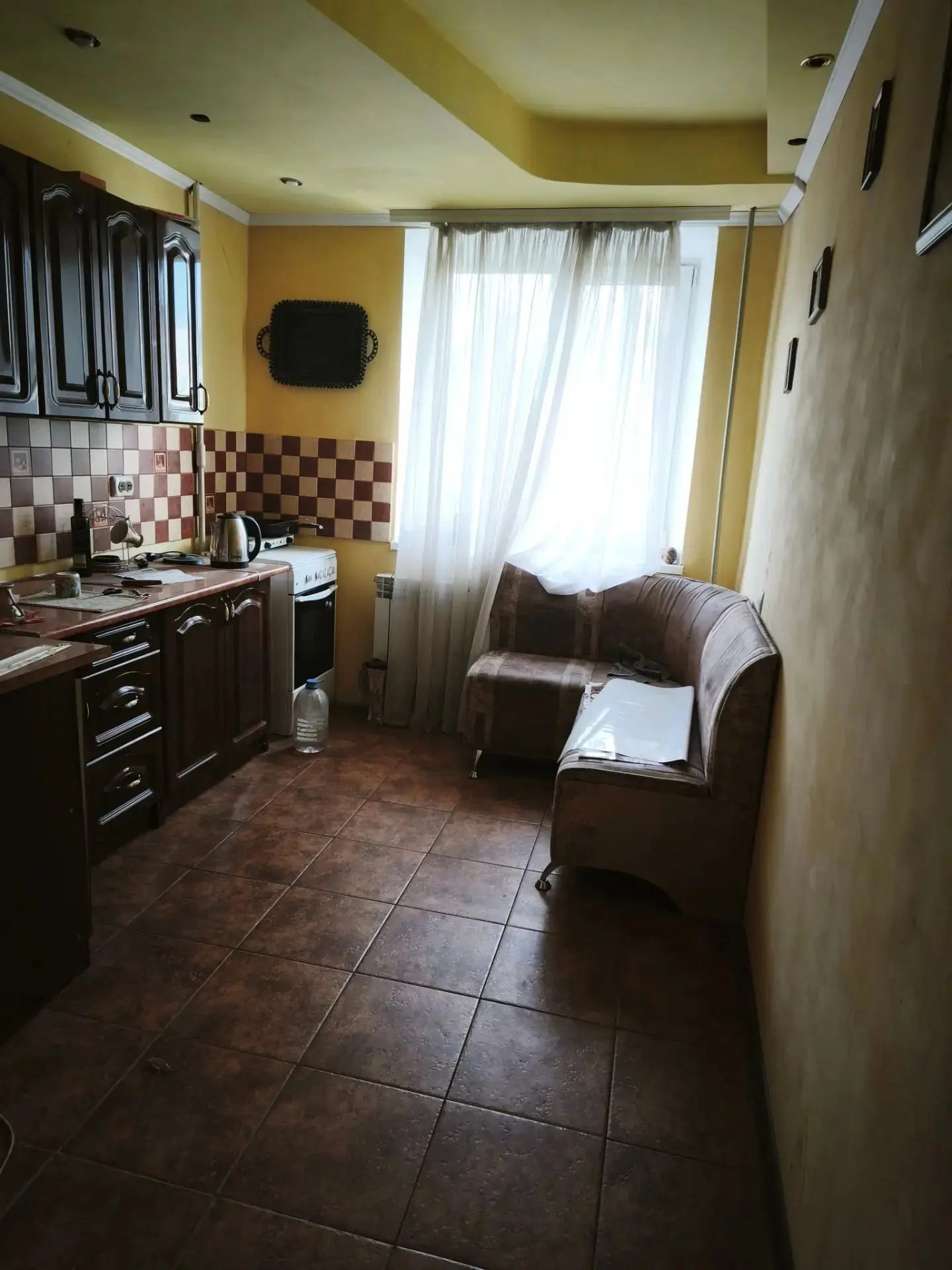 Продам 4-х ком. кв-ру, ул. 60 лет СССР 49 8/9. Крыша не течет, лифт не работает, тамбур...