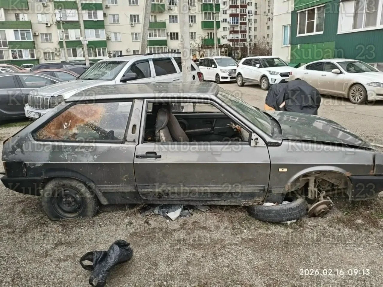 На улице Сормовской в Краснодаре заброшенная машина пугает жильцов