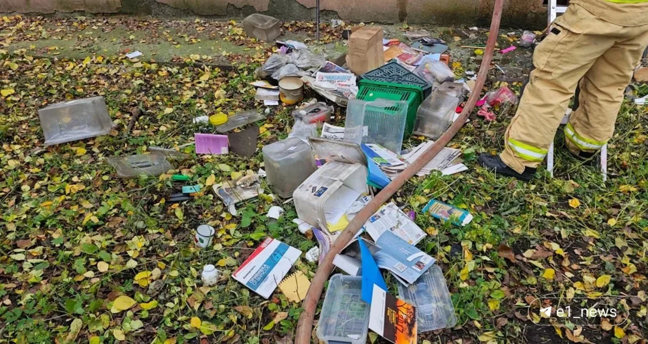 Очередной пожар из-за хлама в квартире на Восточной, 96 — спасателям пришлось лезть чер...