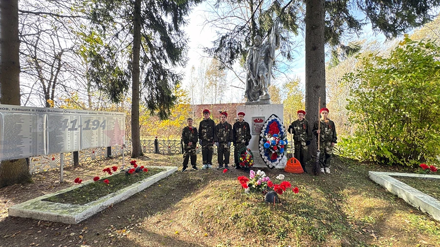 📸 Бобриковские школьники провели уборку воинского мемориала​