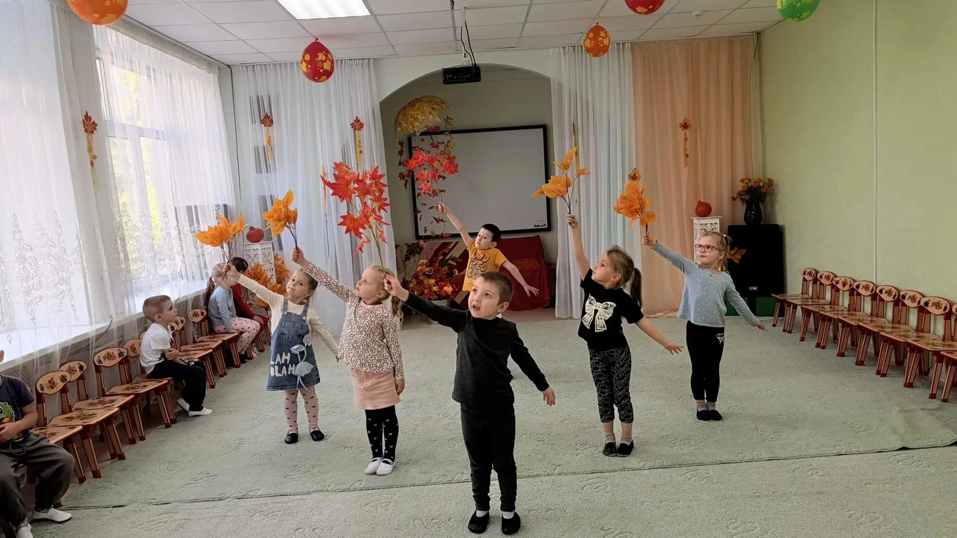 🎼 В музыкальном зале детского сада ☀️ наступила🍂🍁осень, и маленькие творцы❤️ с радос...