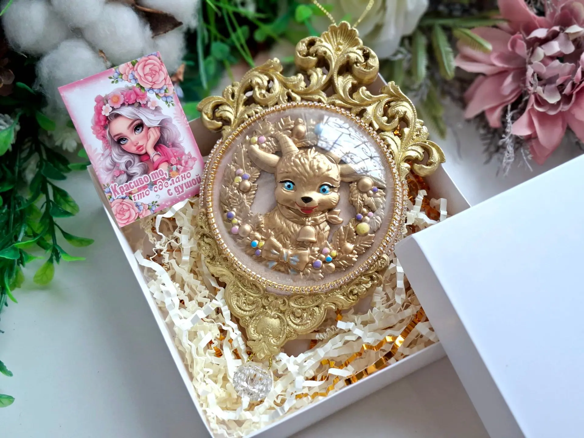 Новогодний подарок — ёлочный медальон-игрушка размером 10см с фигуркой козочки, символо...