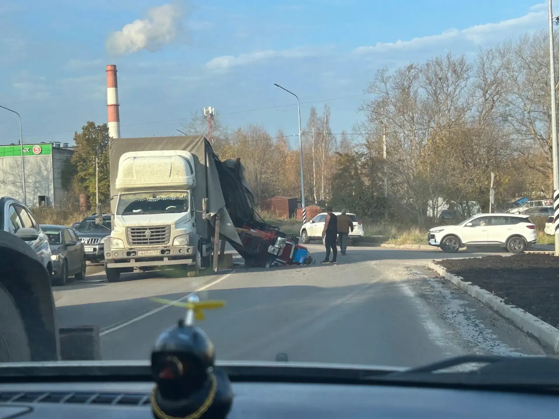 Грузовик опрокинулся на повороте в Петрозаводске