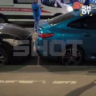 Элитный внедорожник снес авто и сбежал в Москве