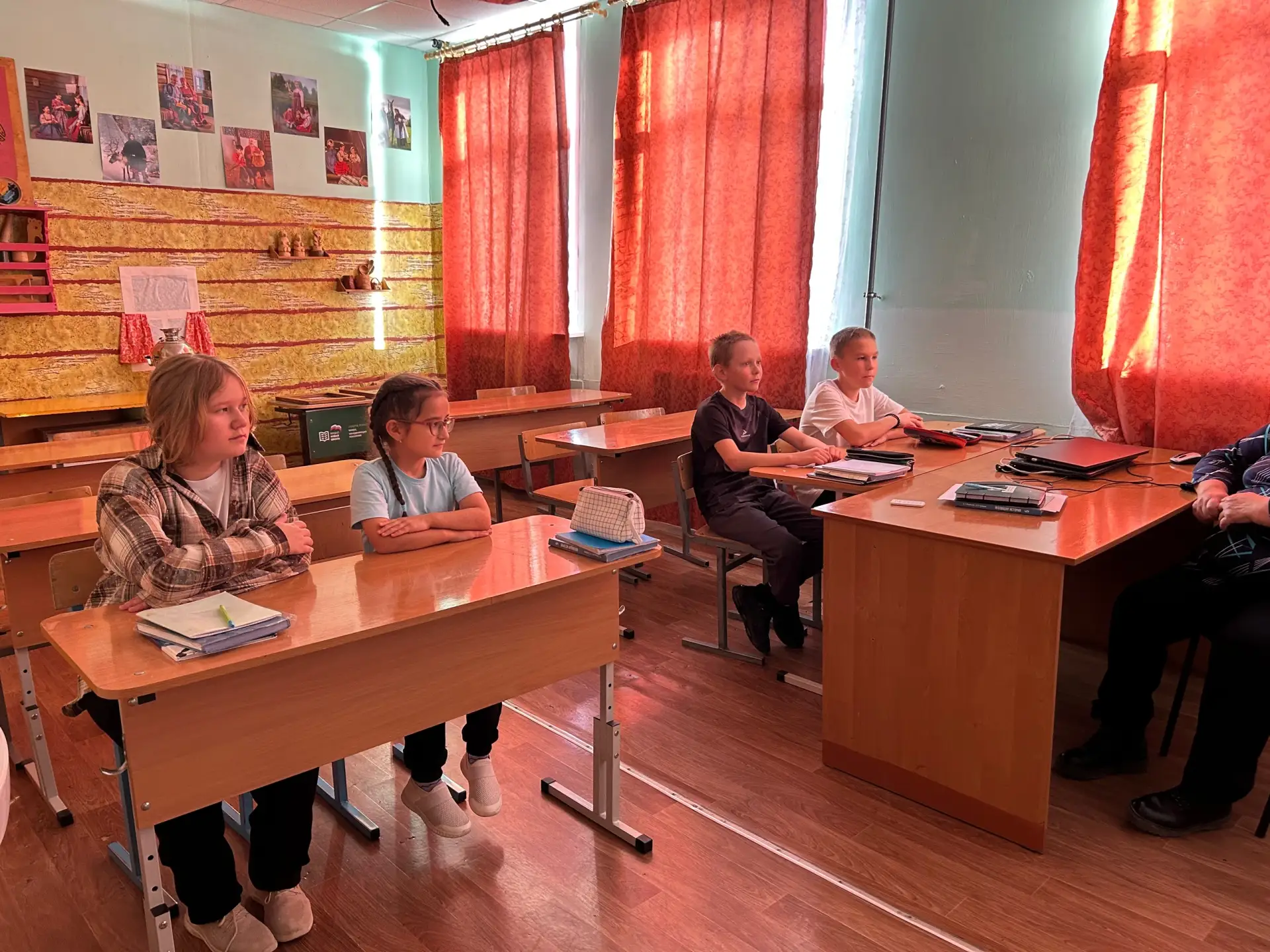 В 5 классе прошла беседа с нашим школьным социальным педагогом. Тема — вредные привычки...