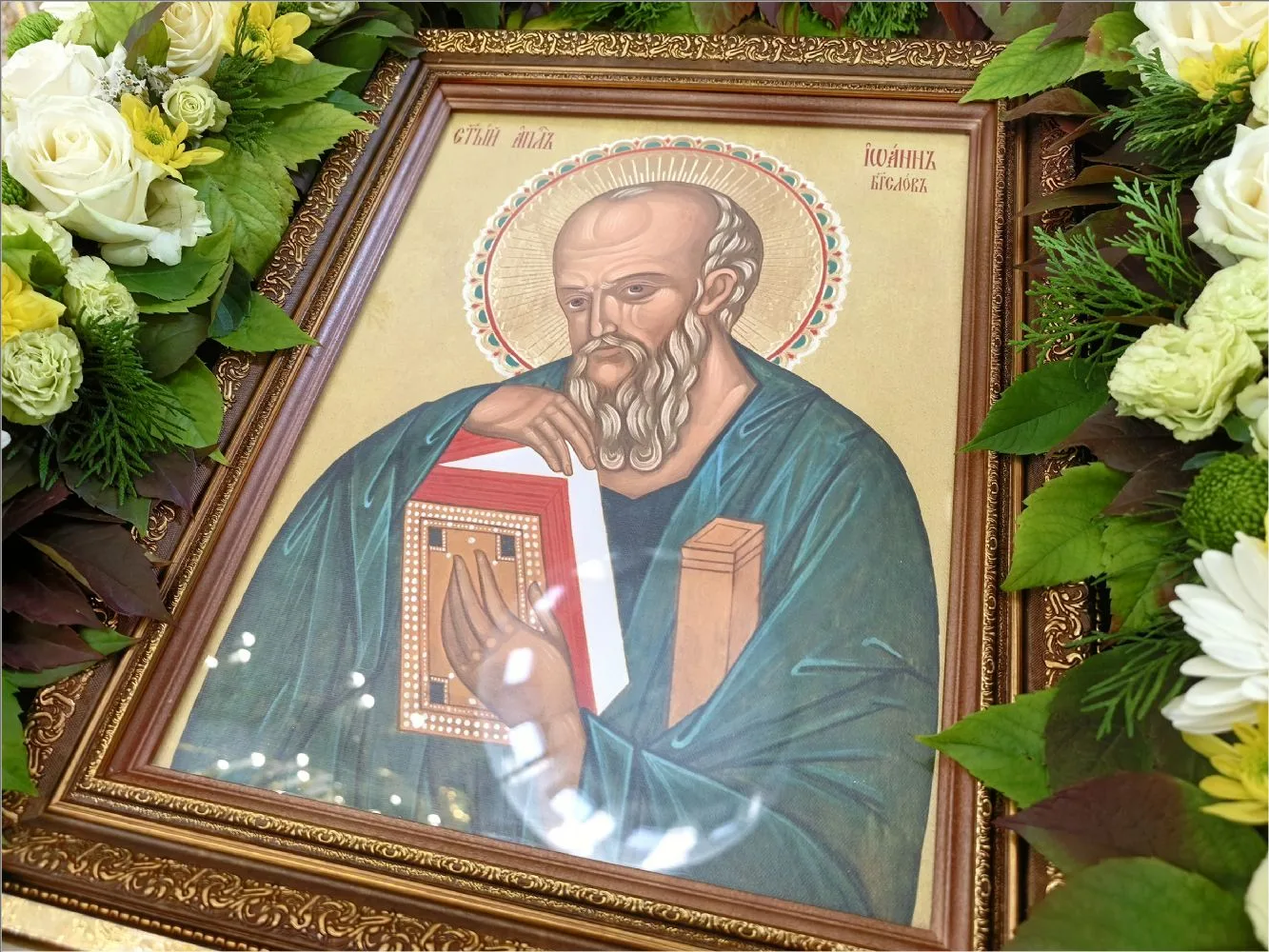 ⚜️ Епископ Гаврил совершил Литургию в день памяти Иоанна Богослова и Патриарха Тихона