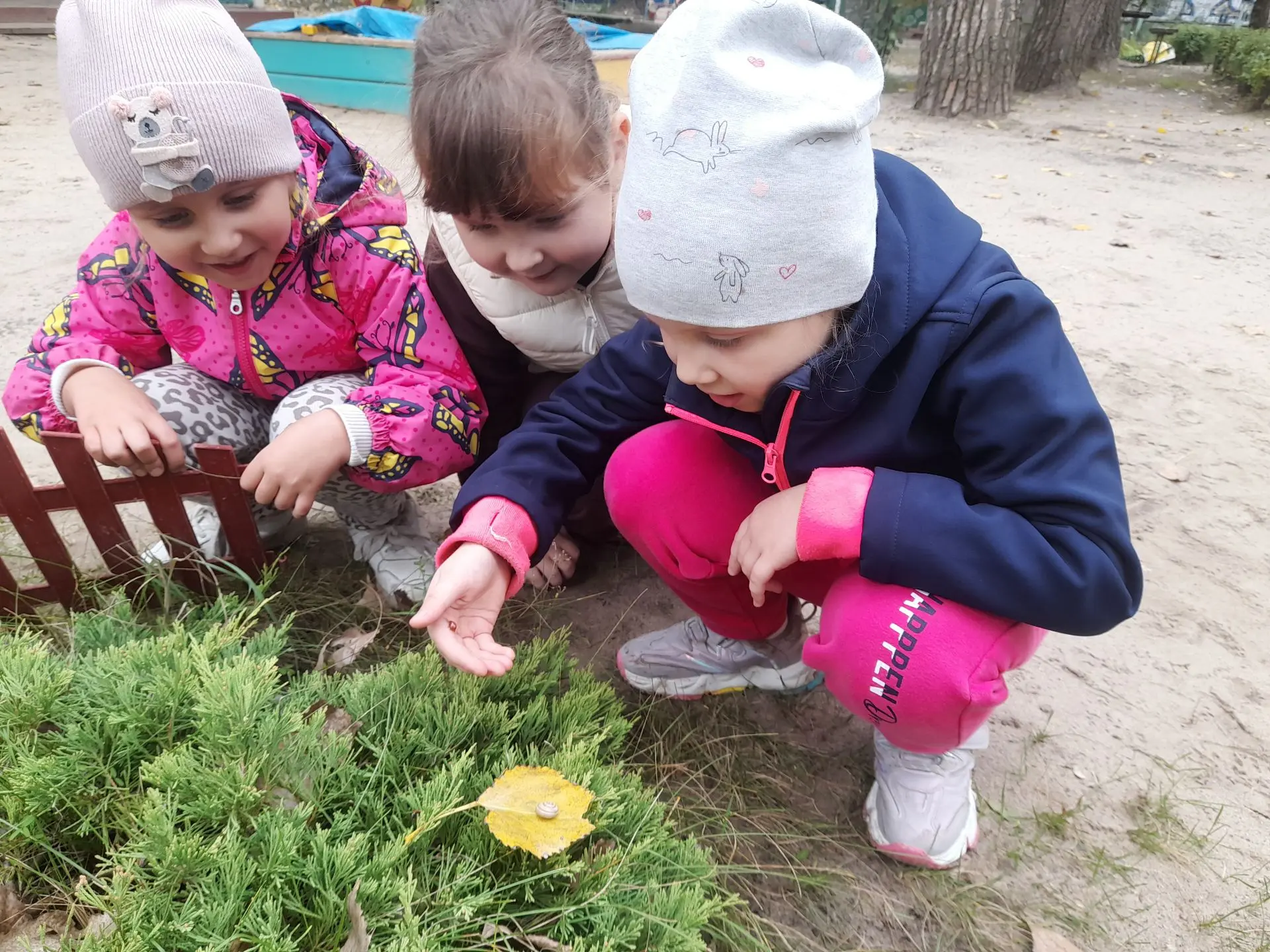 👫Сегодня во время  дневной прогулки  воспитанники  подготовительной  группы «Капельки»...
