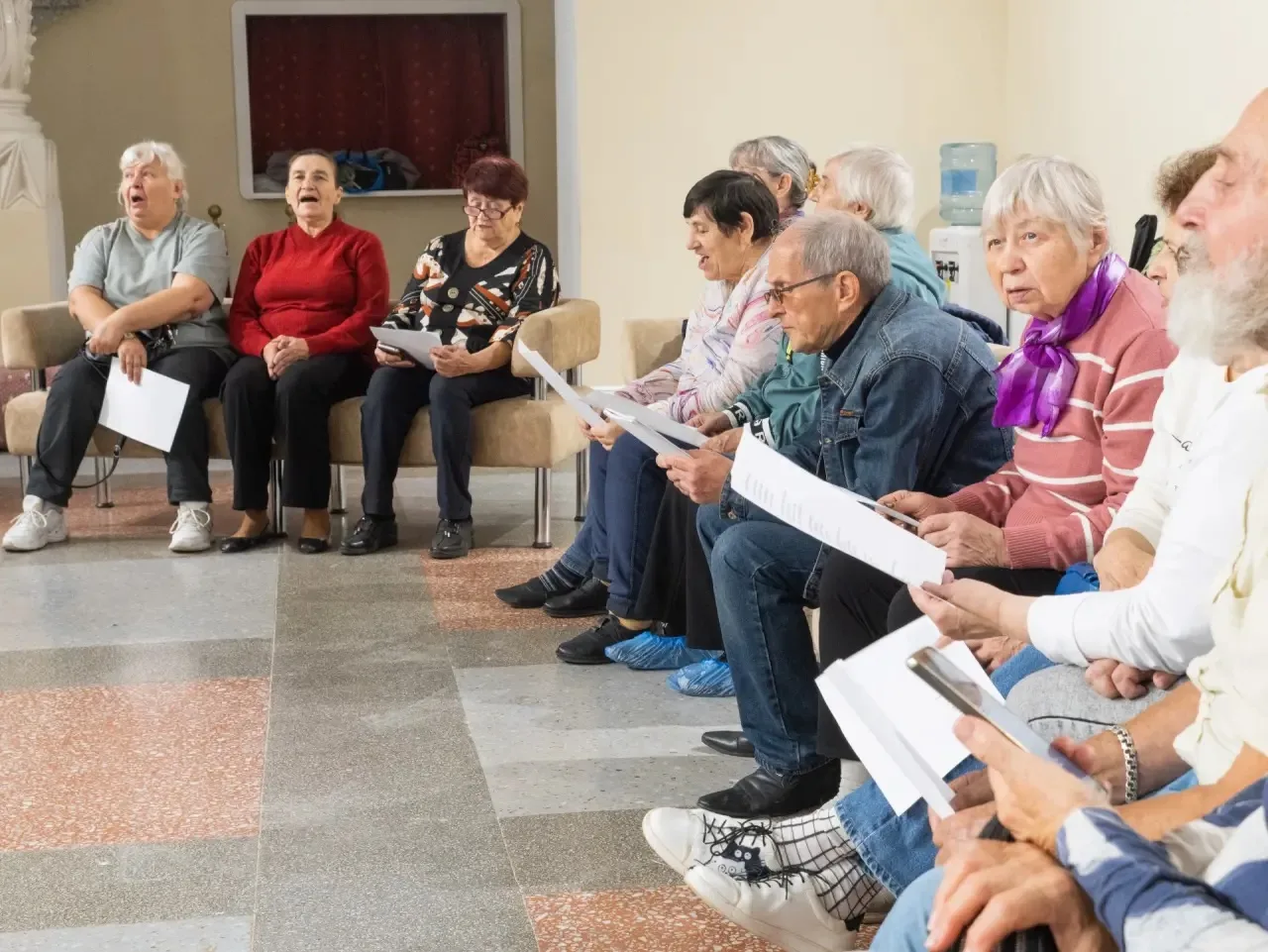 Только что у участников партпроекта «Старшее поколение» отзвучал урок вокала, и эмоции ...