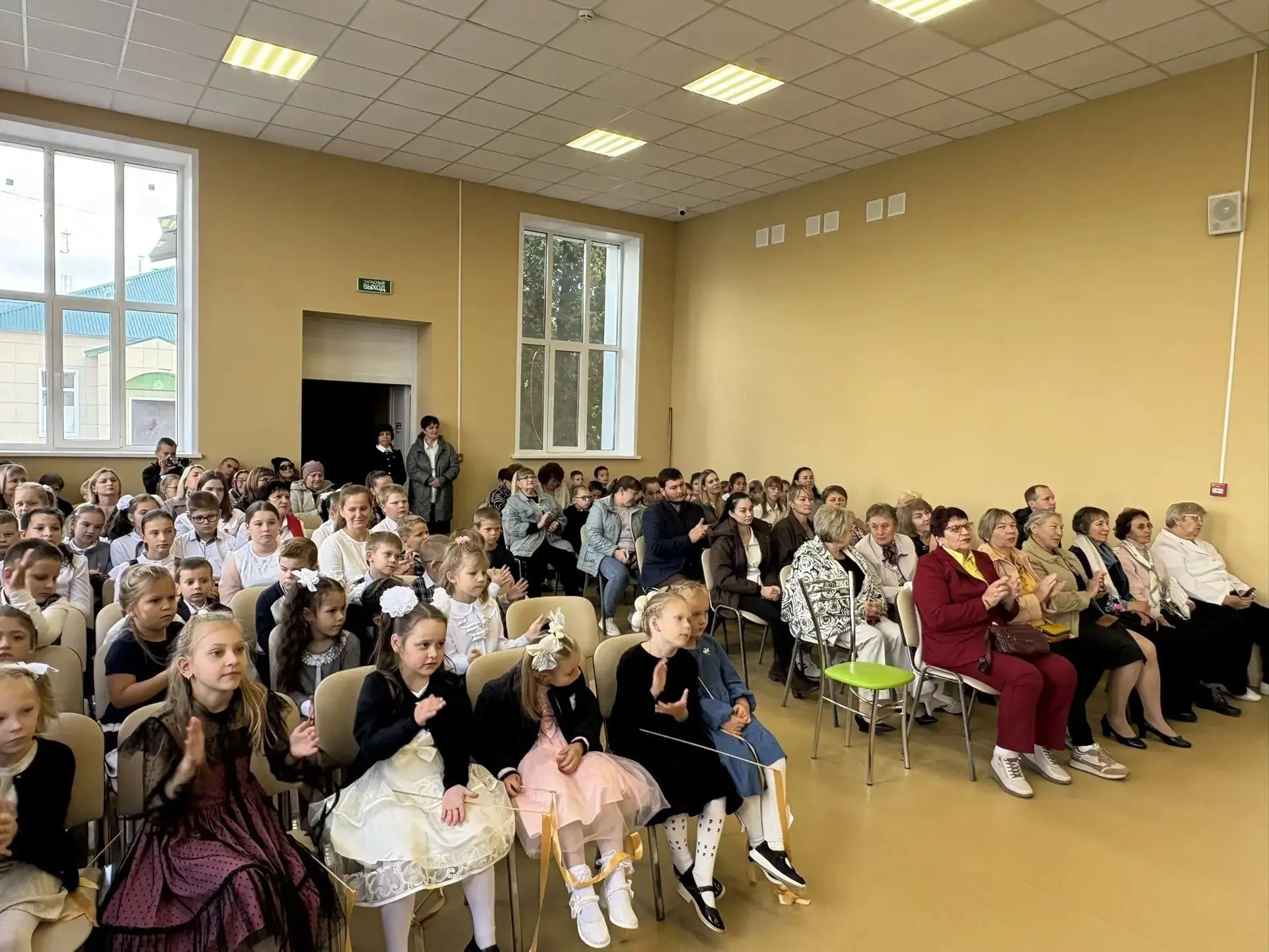 🎉 Концерт к Дню учителя в МБУ "СОШ с. Конь-Колодезь" : яркие эмоции и незабываемые впе...