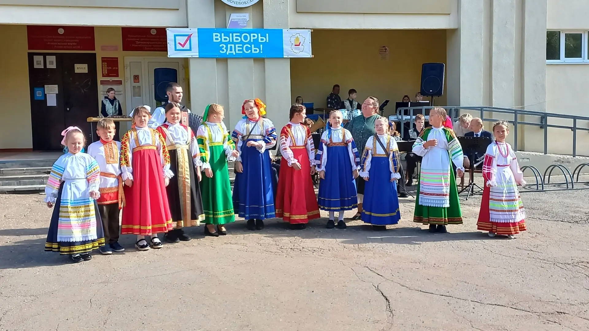 Двадцатого сентября, в теплое, солнечное воскресенье бабьего лета, в Детской музыкально...