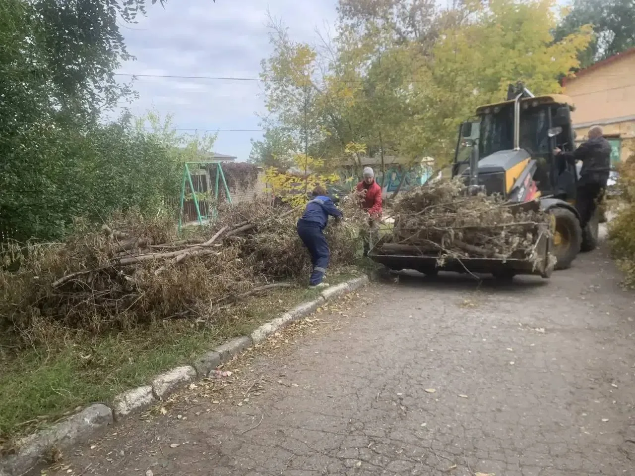 🛠 В Новокуйбышевске УК «Жук» вывезла спиленные ветки и спилила аварийные деревья.