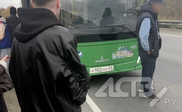 Очевидец: колесо лопнуло у пассажирского автобуса по дороге из Новотроицкого в Южно-Сах...
