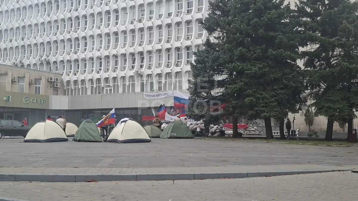 Похоже в центре Ростова прямо сейчас снимают кино.... Вот такая обстановка у дома Профс...