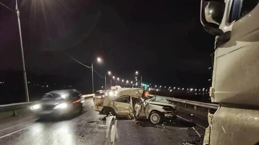 Под Новосибирском водитель иномарки погиб в тройном ДТП с автобусом и фурой
